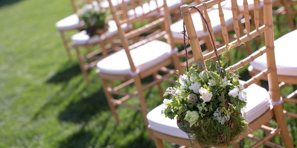 Woman Refuses Fiance's Request To Have 3 Empty Chairs At Wedding To Honor Late Relatives Empty Chairs