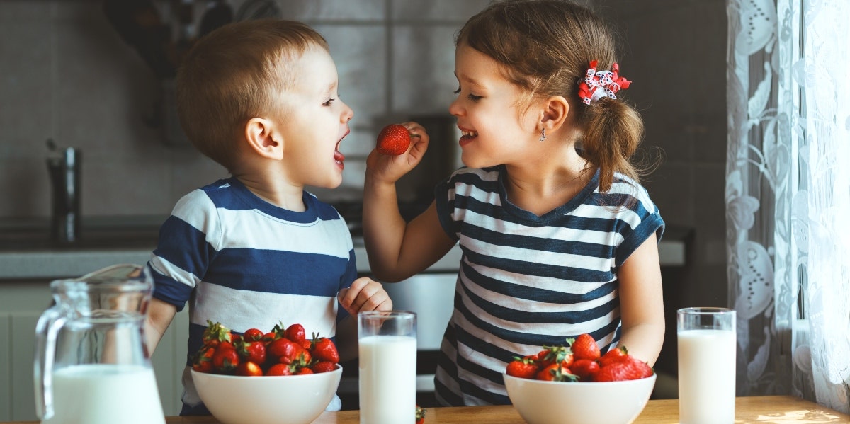 kids eating strawberries