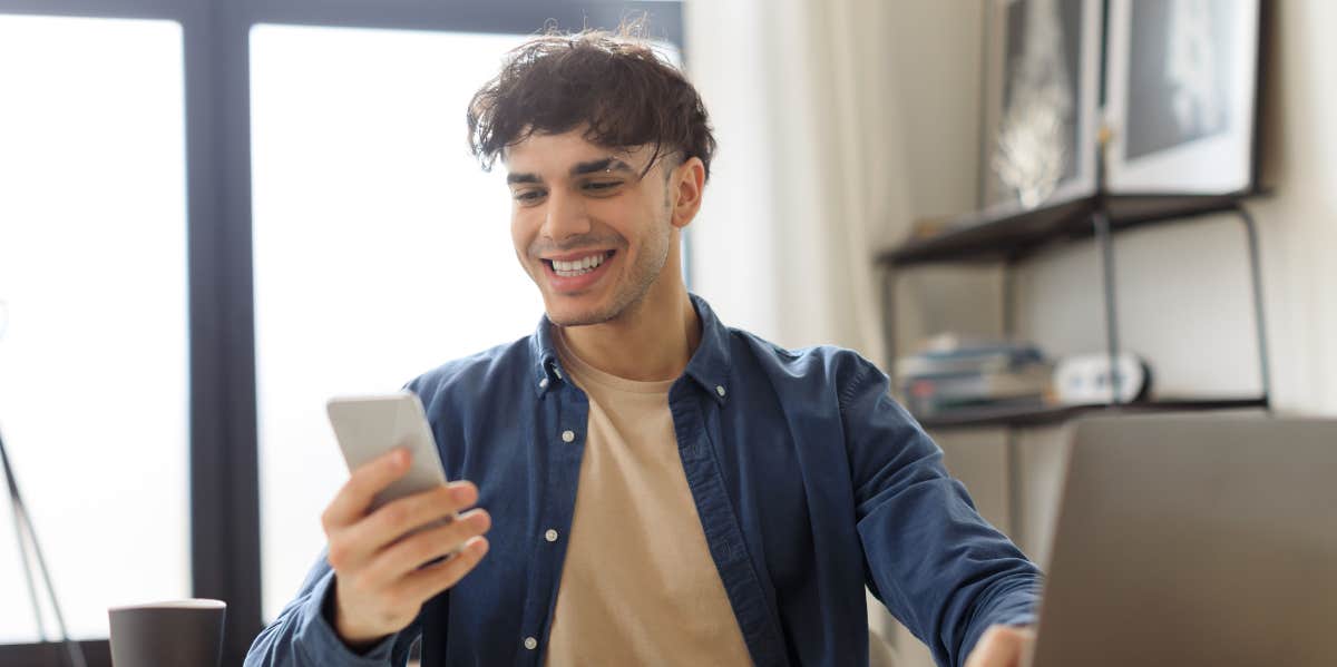 Signs You're 'Flexting' To Impress Your Date (And Coming On Too Strong) man texting