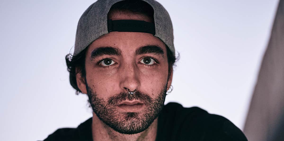 How To Tell If He's A Malignant Narcissist — The Most Dangerous Kind Of All guy in backwards hat