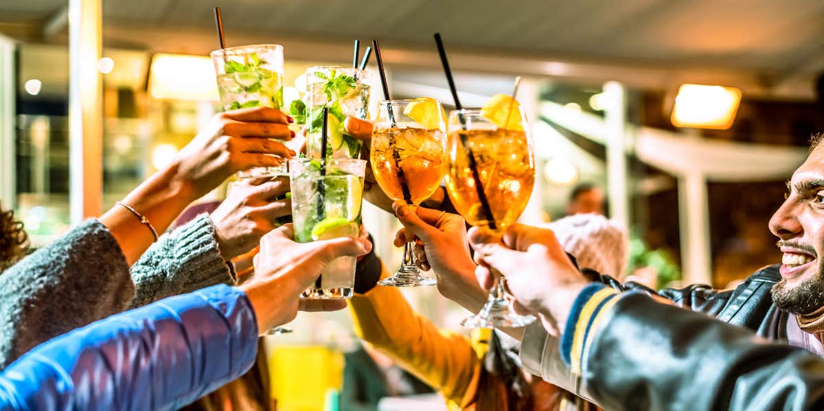 What Your Favorite Alcoholic Drink Says About Your Personality friends drinking