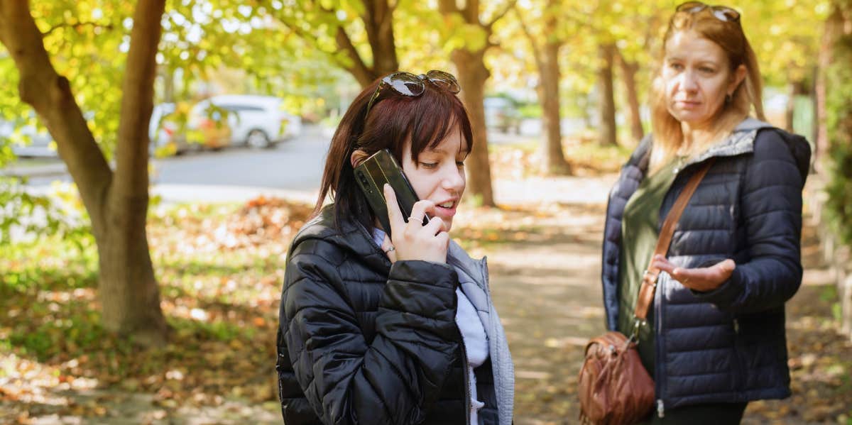 Police Officer Advises To Never Offer Anyone Help & To Call 911 Instead woman asking for her phone after letting stranger use it