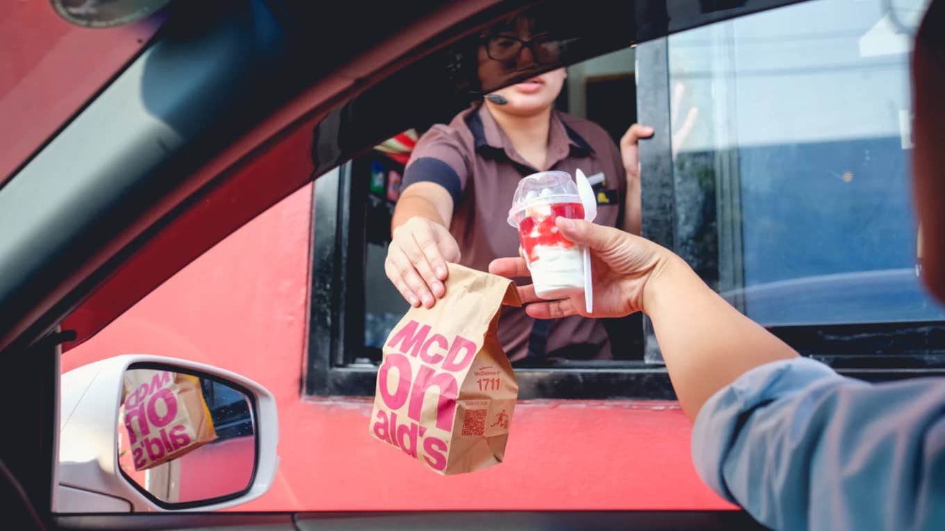 Wife Convinces Husband To Pay It Forward In A Drive Thru Line To Make Someone’s Day But The Amount Is Ridiculously High pay it forward in drive thru