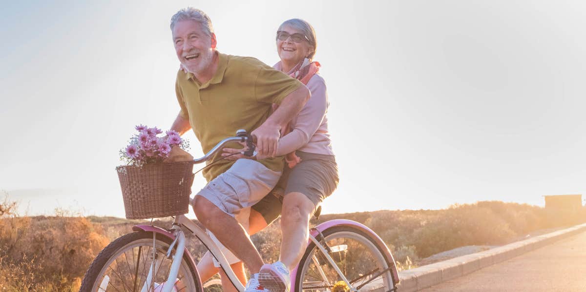 couple cycling together