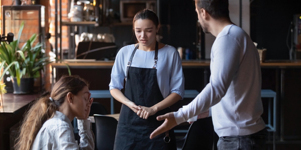 woman argues with date after he plays game with servers tip