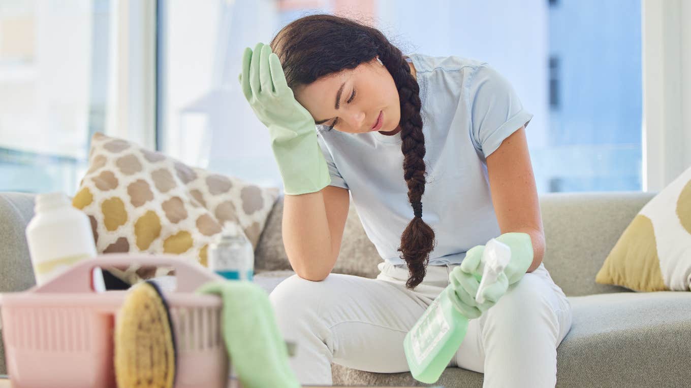 Woman Asks House Cleaner For A Discount Because She Used Their Sink To Fill Her Water Bottle Stressed cleaning lady