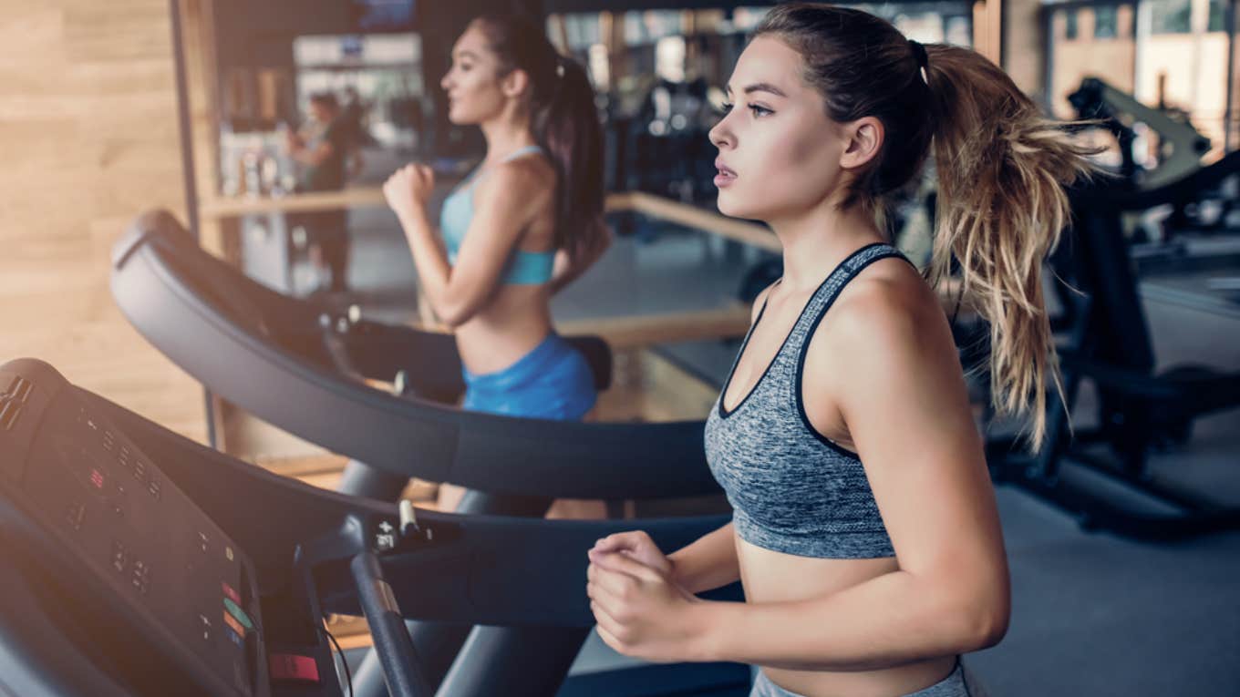 Gym Employee Confronts Lady About The Way She Smells While Working Out woman, gym, smell, working out,sweat