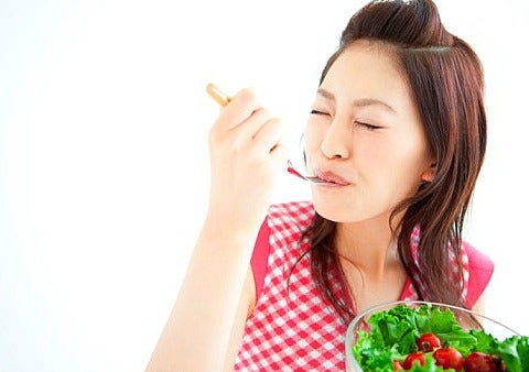 woman eating salad