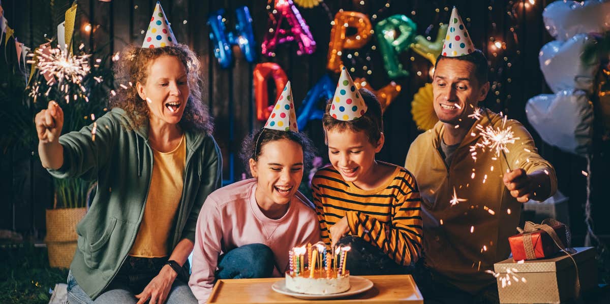 Woman Embarrassed As Fiancé Sings 'Happy Birthday' To His Son At Restaurant Parents celebrating their children's birthday