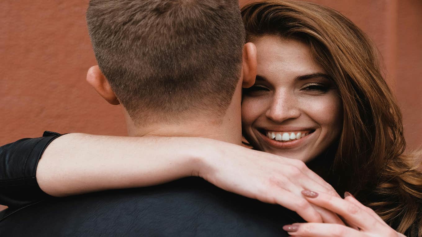 3 Ways Healthy Couples Handle Conflict Differently Than Everyone Else couple hugging