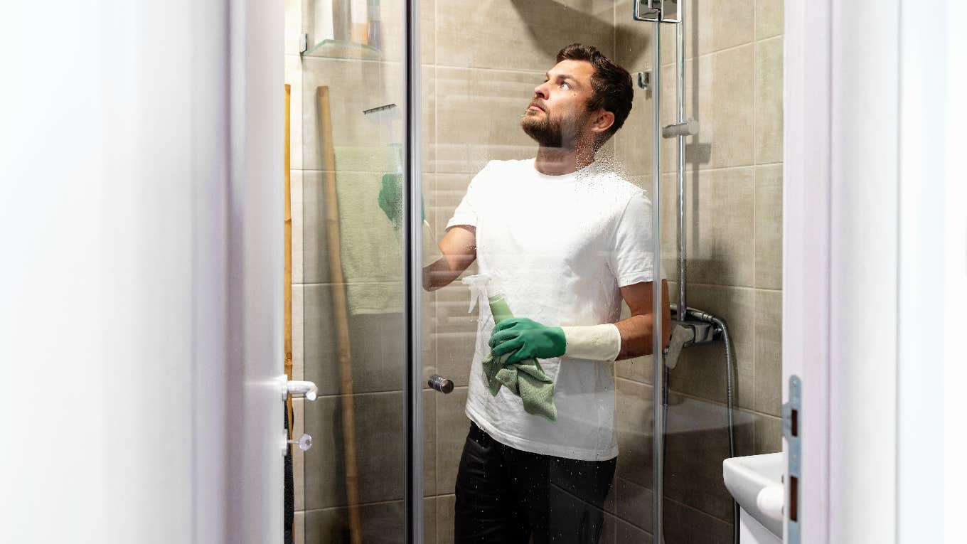 Woman Kicked Her Husband Out For Cleaning The Shower Wrong & Everyone Is On Her Side man cleaning shower