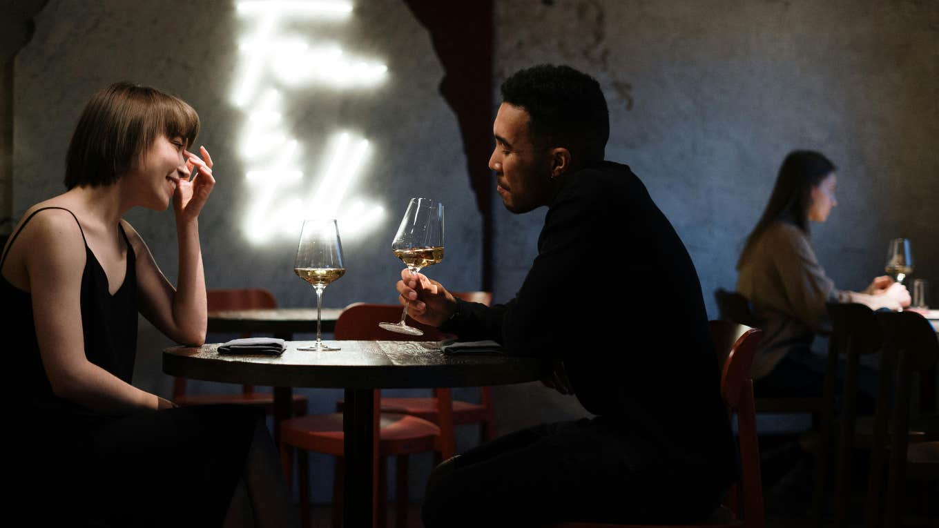 Woman Leaves A Date After The Guy Lied About His Age man and woman on date in a bar