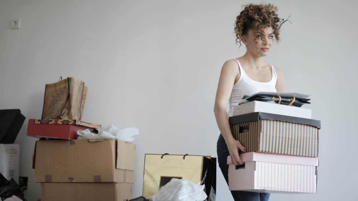 Woman Lists The Other Half Of Her Queen-Sized Bed For A $658 Monthly Rent After The Previous Renter Moved Out woman holding moving boxes