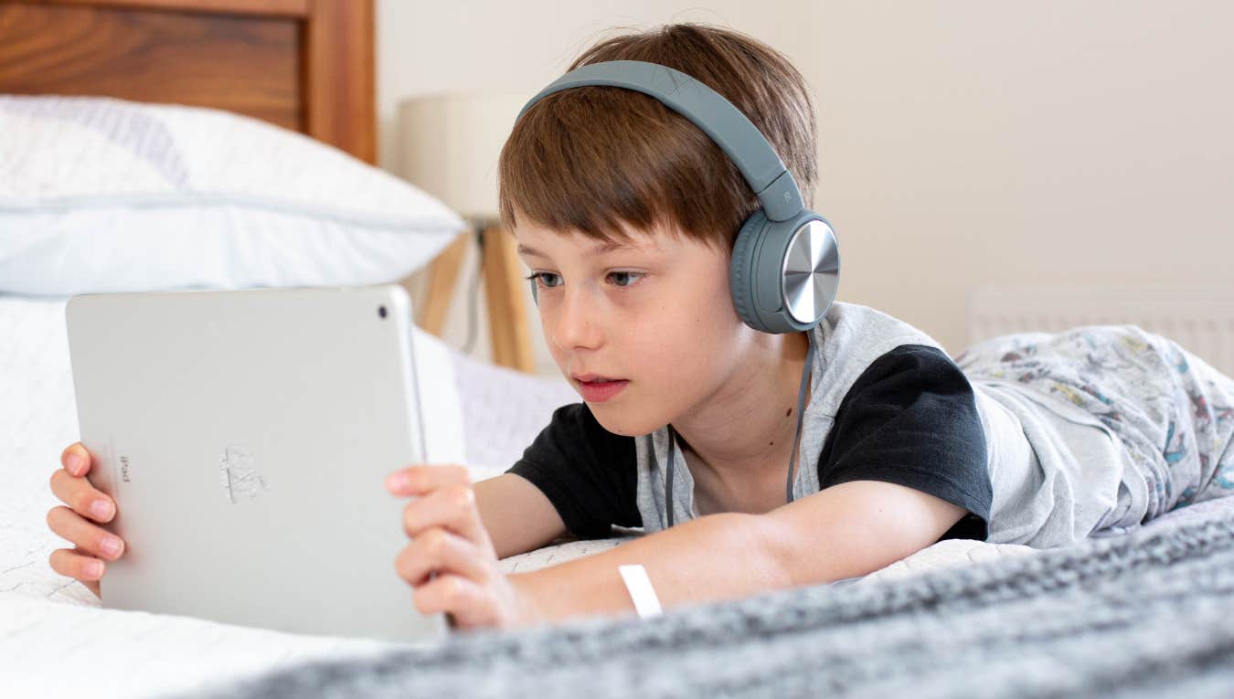 Woman Is No Longer Inviting Her Sister’s iPad Kid To Family Events Because He’s Never Disciplined For His Unacceptable Behavior young boy on iPad