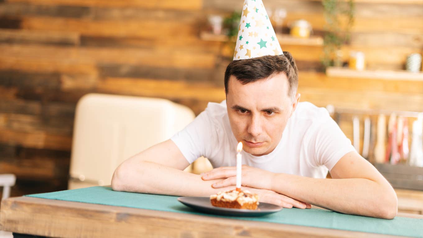 Woman Plans Birthday For Boyfriend Who Nearly Died But None Of His Friends Can Go man alone on birthday with cake