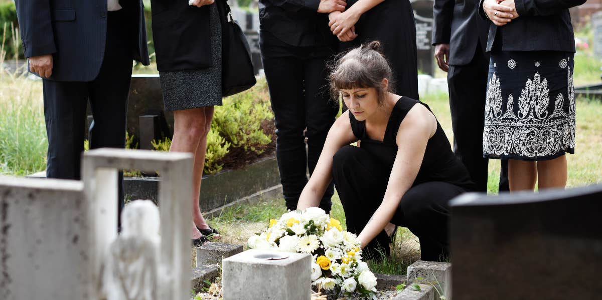 Woman Upset With Her Siblings For Ruining Their Mother’s Last Moments To Take Pictures With Their Kids Woman at grave