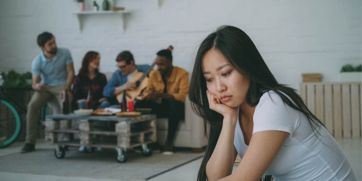 A Woman Is Arguing With Her Friends Who Expected To Spend 4 Weeks In Her Second Home For Free woman, friends