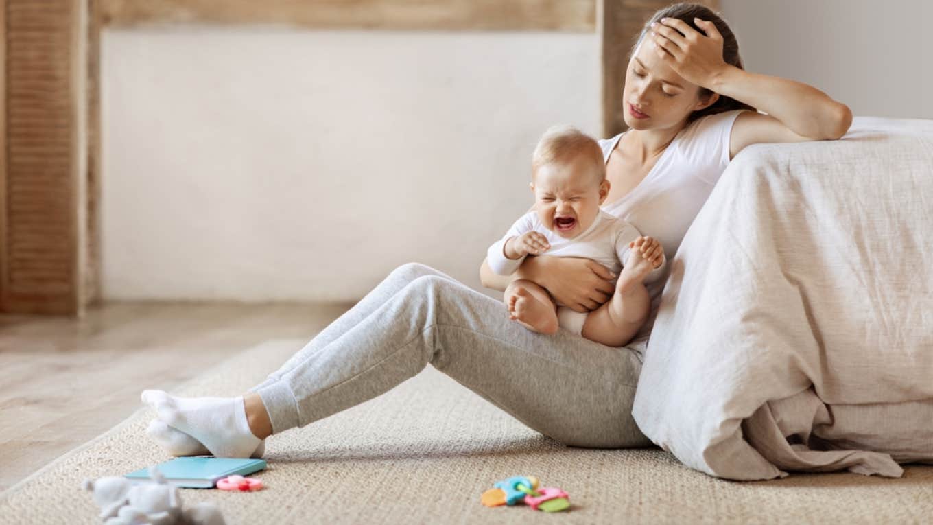 Woman Demands Neighbor Watch Her Newborn From 5am To 5pm For Free As A Favor Because She Doesn’t Work babysitting, neighbor, newborn, woman