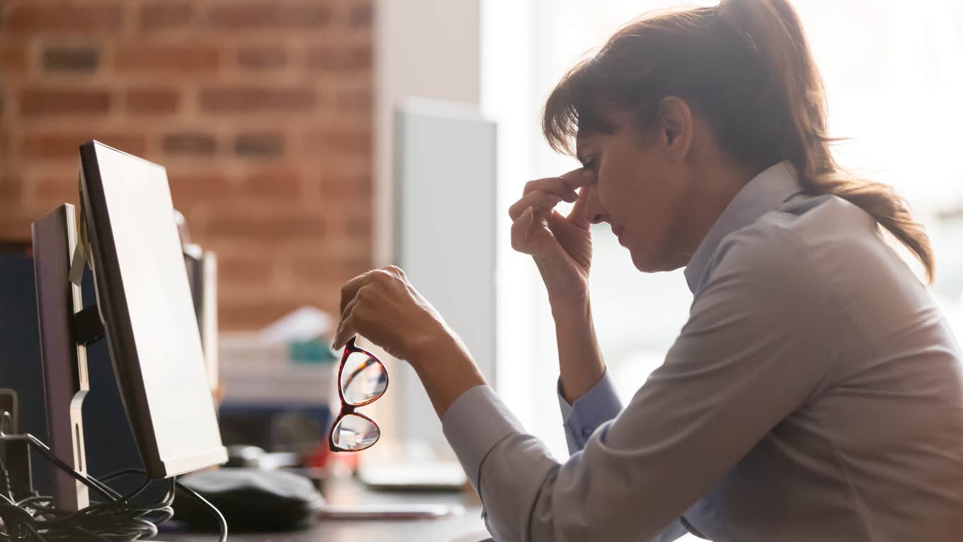 Worker Gets A 20 Cent Pay Raise To Celebrate 10 Years At Her Job frustrated working woman sitting in front of computer