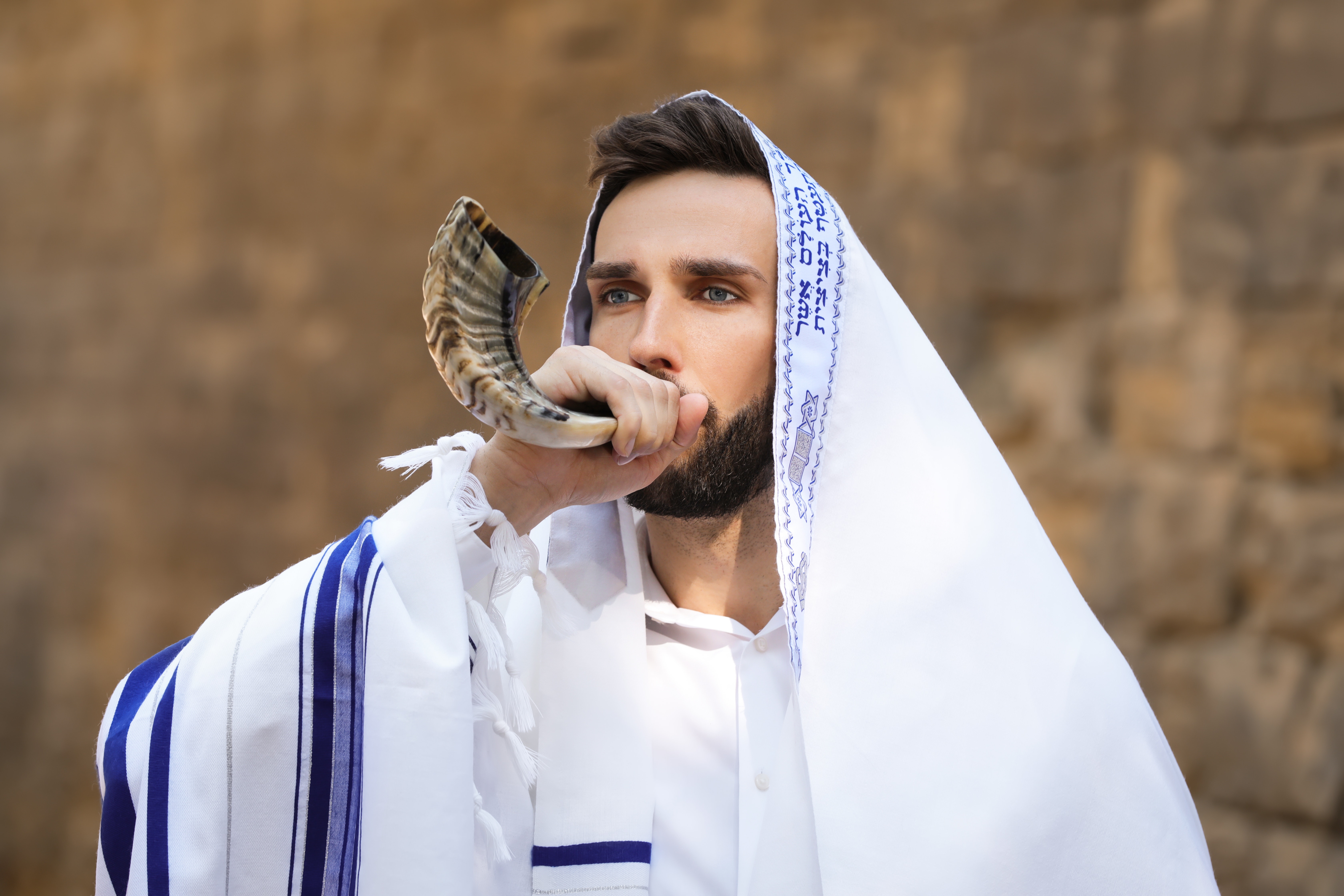 man blowing the shofar on Yom Kippur