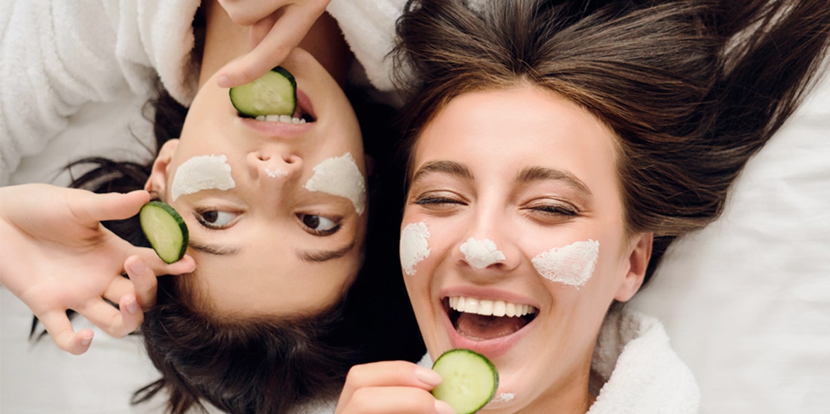 2 women doing skin care