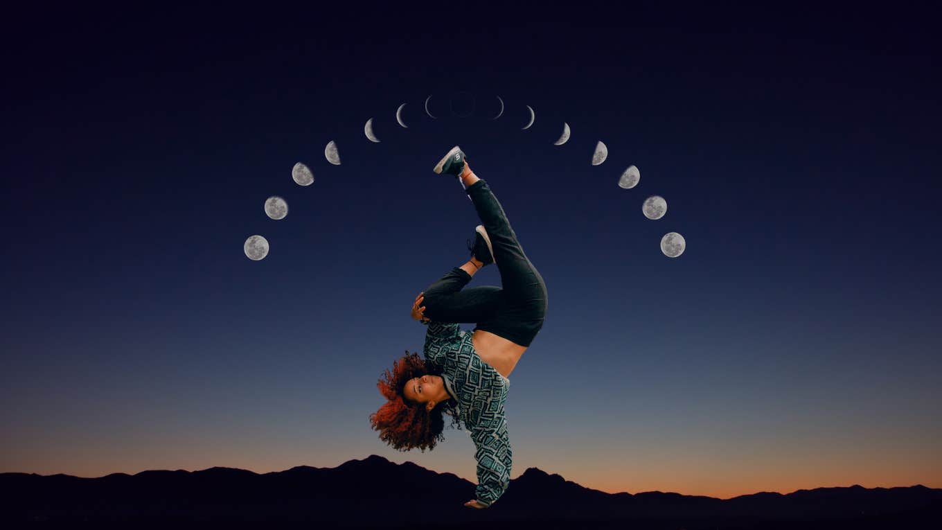 женщина делает стойку на руках под фазами луны