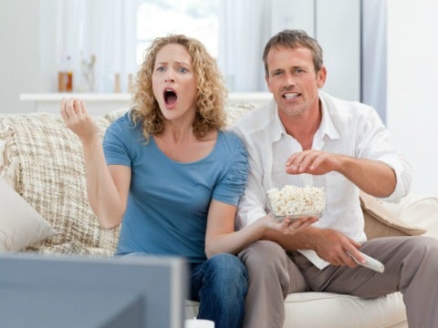 How To Enjoy Watching Sports With Your Man [VIDEO]
