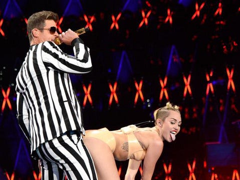 Miley Cyrus twerking at the VMAs miley cyrus, twerking, vmas