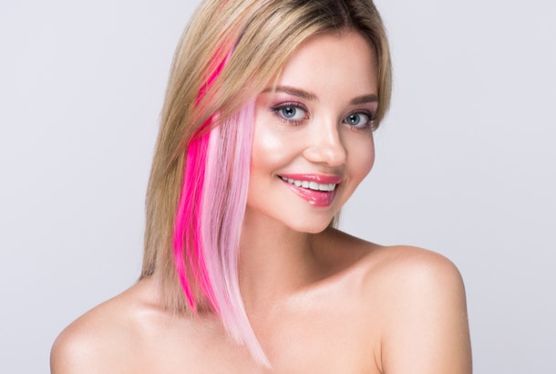 tendências de cor de cabelo 2022 pop de cor no fio rosa de cabelo