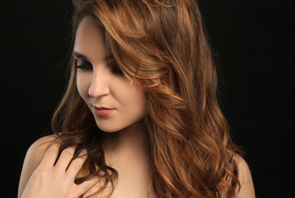 hair color trends 2022 warm caramel highlights 