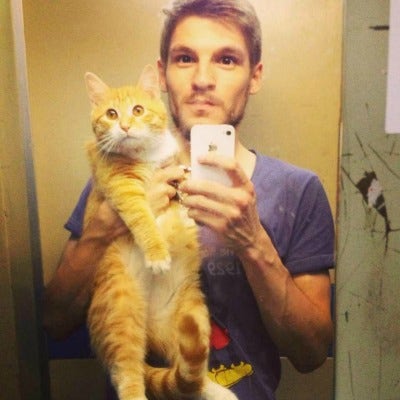 hotguyswithcats.com