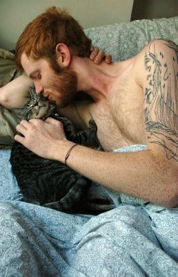 hotguyswithcats.com