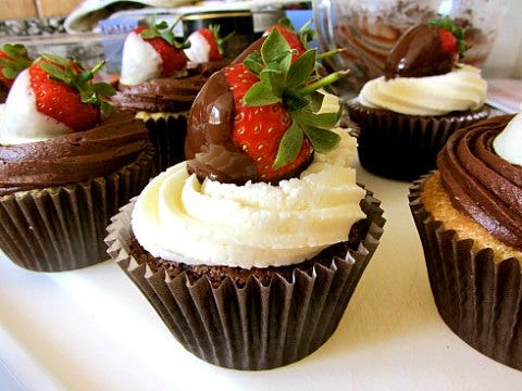 Valentine&#039;s Day desserts chocolate strawberry cupcakes