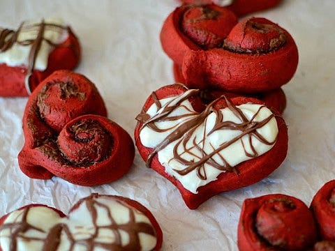 Valentine&#039;s Day desserts nutella cinnamon roll hearts
