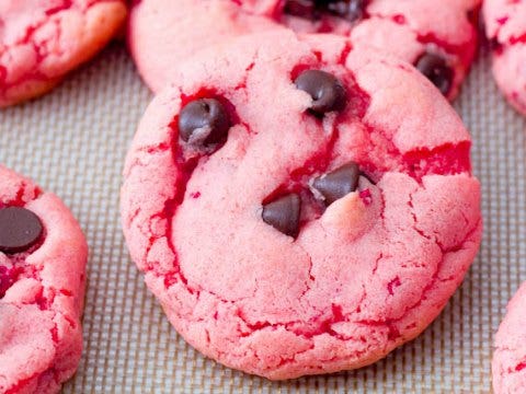 Valentine&#039;s Day desserts strawberry chocolate chip cookies