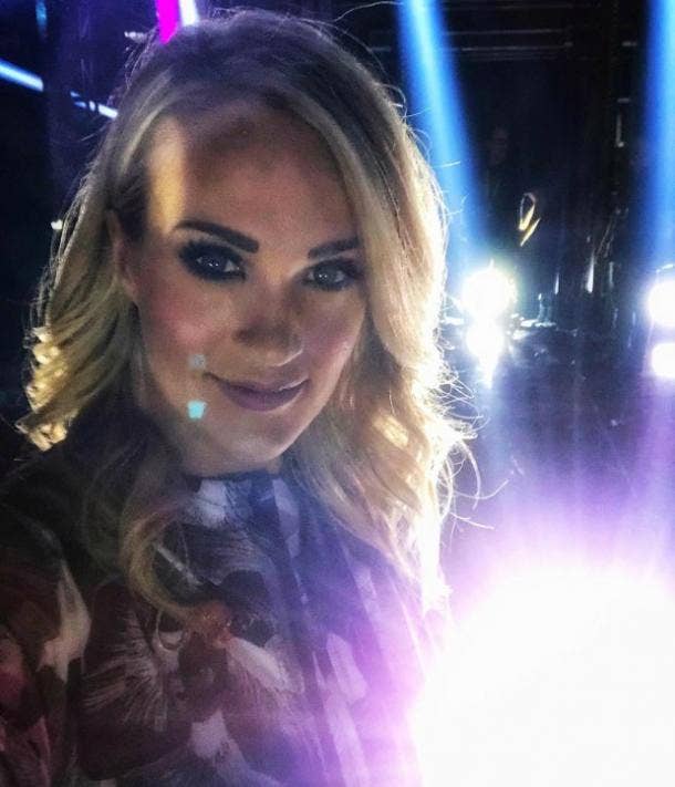 Carrie Underwood Reveals Her Scars - New Pic!