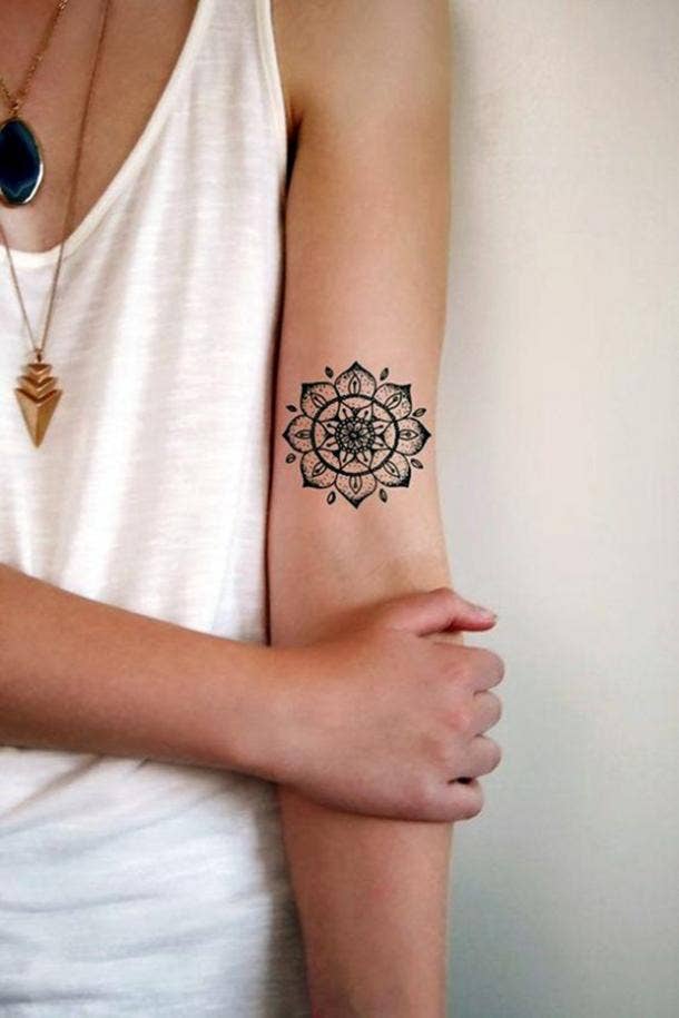 Tatuaje de mandala detallado