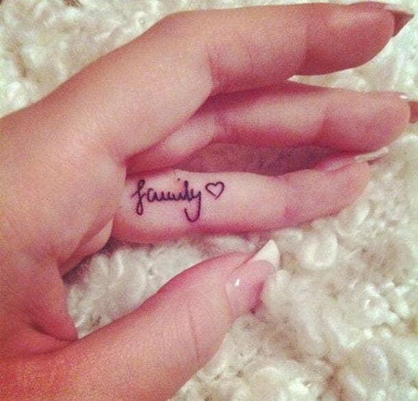 Tatuaje de cita de una palabra