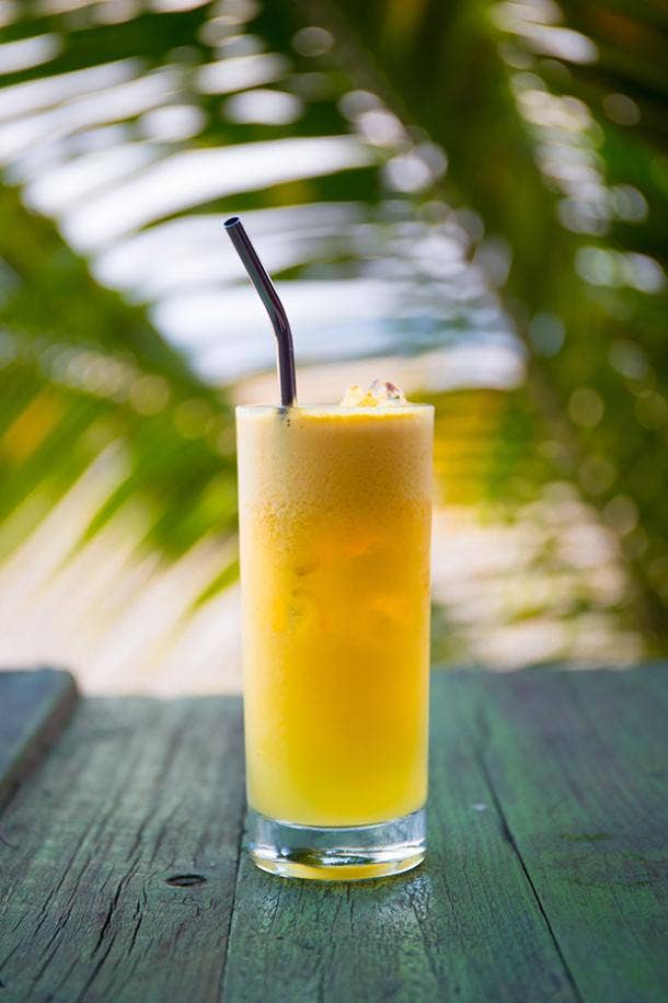 pineapple coconut drinks, summer drinks, weight loss goals, low calorie drinks, low calorie cocktails, cocktail recipes, drink recipes, alcoholic drink recipes, cocktails, diet, weight loss