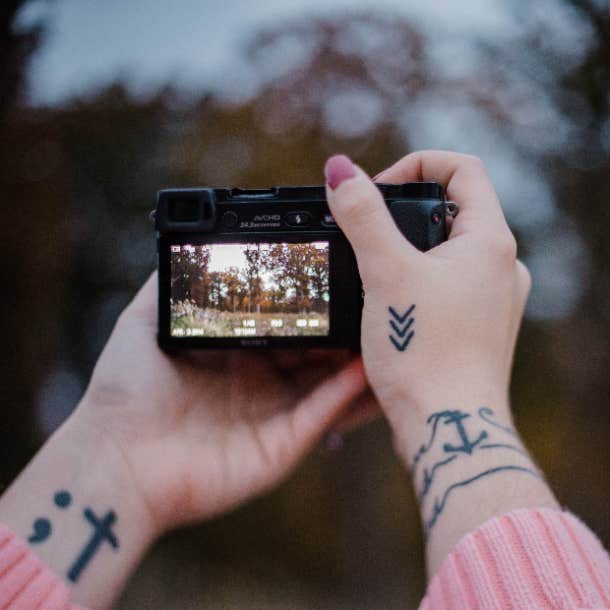 Tiny minimalistic arrow tattooed on the finger.