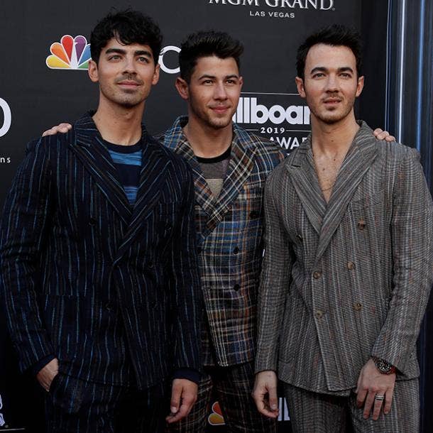 JOnas Brothers celebs with loyal fans