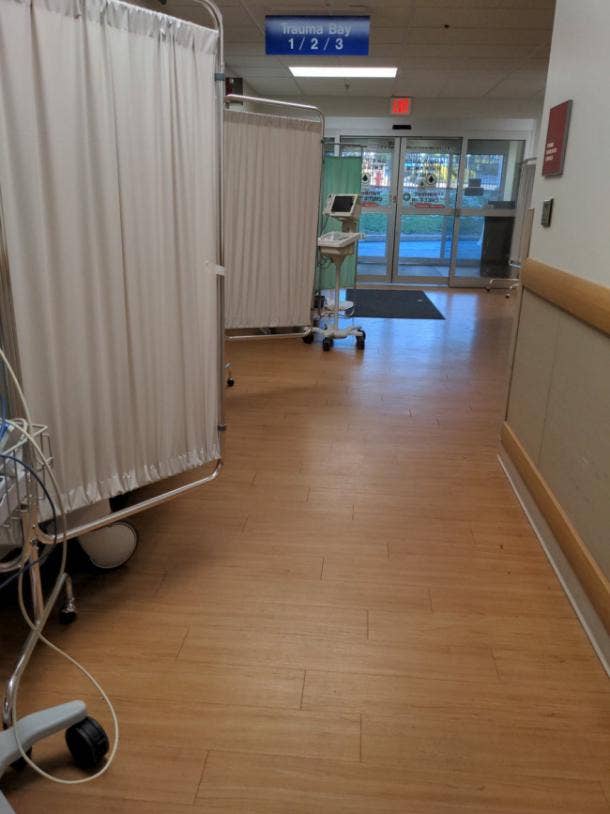 nhìn từ hành lang ER nơi bệnh nhân đau tim chờ đợi 