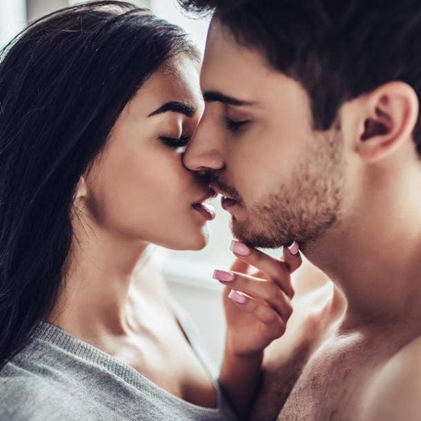 man and woman eyes closed about to kiss how to kiss a guy