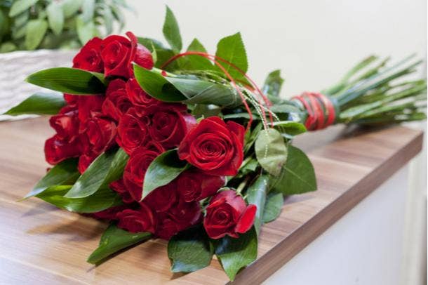 valentines day gifts for girlfriend dozen of roses