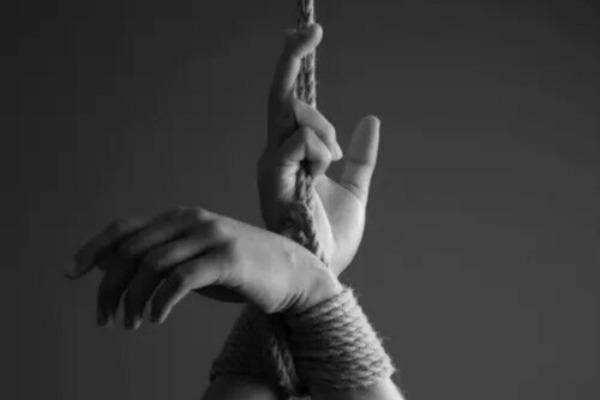 BW Hands tied rope