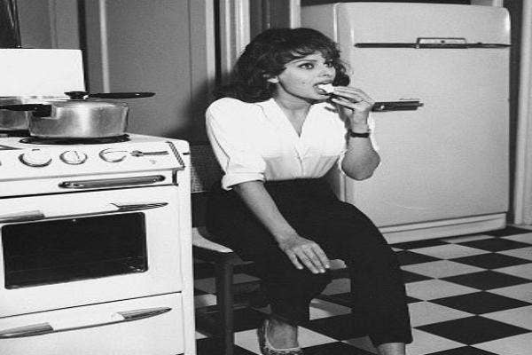 Sophia Loren eating