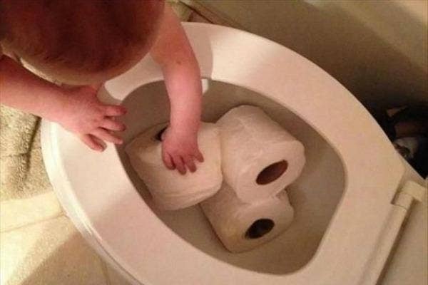 kid and toilet