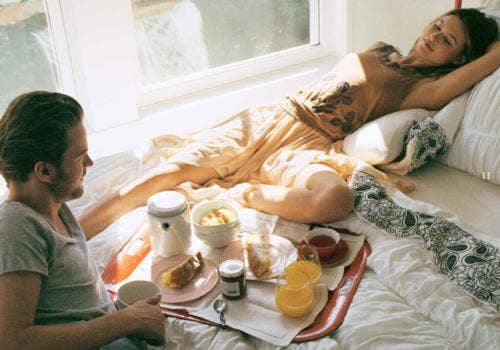 <b>2. From $250 to $500: A Weekend Getaway</b>
A weekend away at a bed and breakfast is a great choice if your budget is less than $500. If you stick to a place that isn't more than $150 a night and includes breakfast, you still have $200 for lunch and dinner. Hitting up coastal towns with quaint restaurants and shops, or villages in the mountains with stunning views, will provide all the romance you'll need. getaway