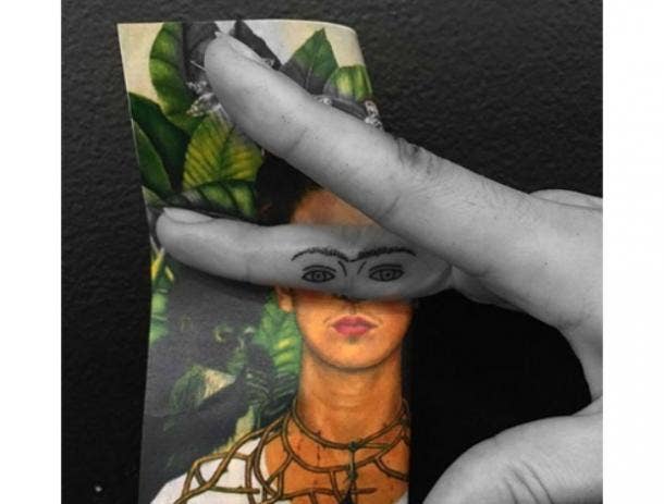A simple finger tattoo immortalizing Frida Kahlo's eyebrows. frida kahlo 17