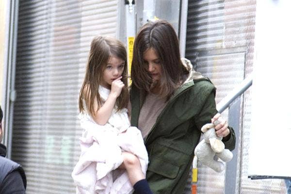 katie holmes carrying suri cruise